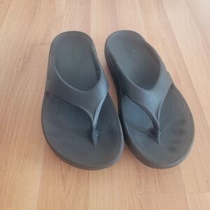 Oofos Black Recovery Sandals Size W7 M5